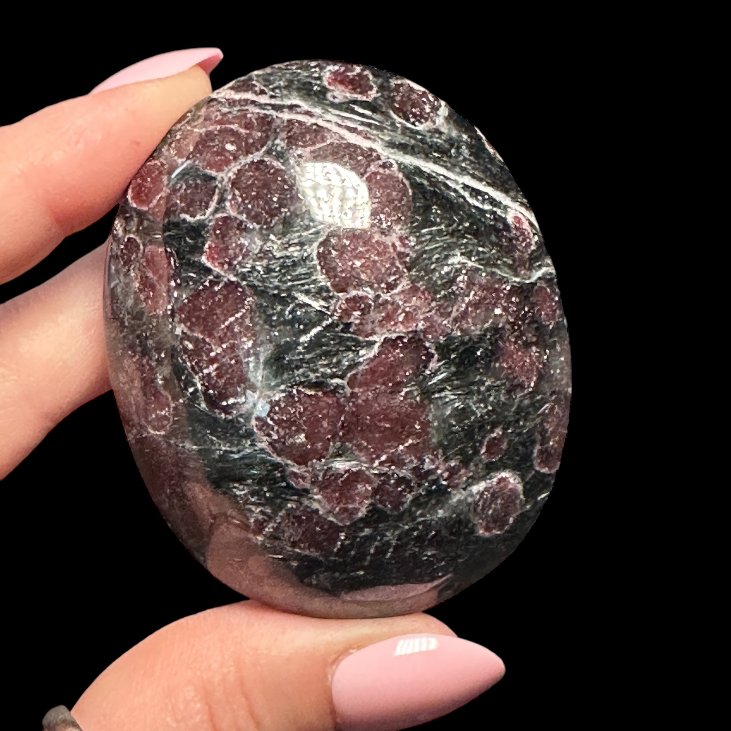 Garnet in Arfvedsonite Palm Stone